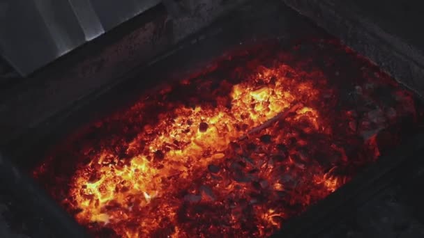 El horno con metal fundido, la fusión de cobre en el horno, el proceso de fusión de cobre en el horno — Vídeo de stock