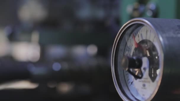 Drukmeter in een fabriek, pijlbeweging op een industriële manometer. Industriële manometer — Stockvideo