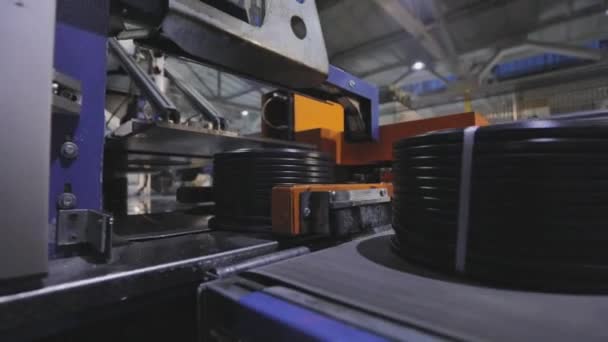 El mecanismo en la fábrica, el mecanismo moderno en la fábrica. Fábrica de cable moderna — Vídeos de Stock