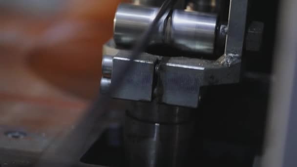 El mecanismo en la fábrica, el mecanismo moderno en la fábrica. Fábrica de cable moderna — Vídeo de stock