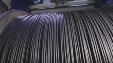 Kablo fabrikası. Yapım aşamasında elektrik kablosunun bobbin kutusuna sarılması. Kablolu yayın. Yakın çekim.