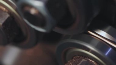 Fabrikadaki parlaklığın dönüşü. Kablo üretimi. Çalışma mekanizması yakın plan