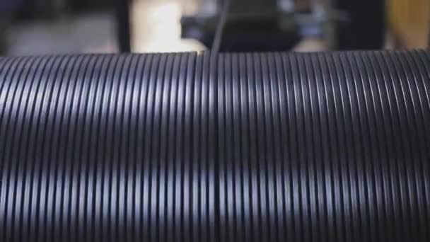 Industriële koperkabelproductie. Close-up De kabel op de haspel wikkelen. — Stockvideo