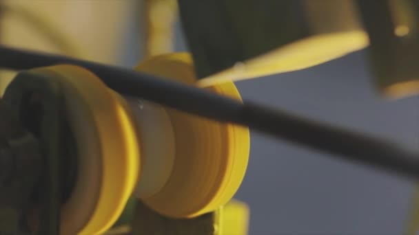 Guias de cabos, mecanismo de rotação em uma fábrica, planta de fabricação de cabos — Vídeo de Stock