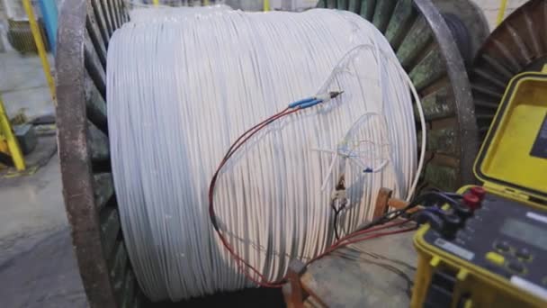 Prueba de producción de cables en la fábrica. Probando la calidad de los productos de cable en la fábrica . — Vídeo de stock