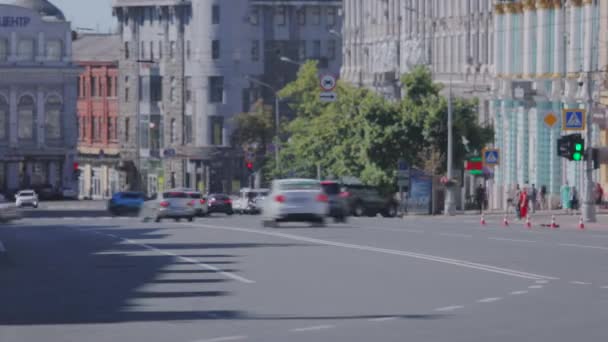 Tráfego de carro nas voltas do tempo da cidade grande. Um monte de carros no tempo voltas — Vídeo de Stock