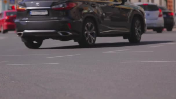 La carretera con los coches en marcha. Coches en la ciudad. Tráfico pesado de ciudades — Vídeo de stock