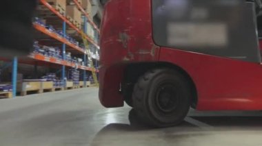 Forklift araçları depoya yakın çekimde. Tekerlek yükleyicisi yakın plan