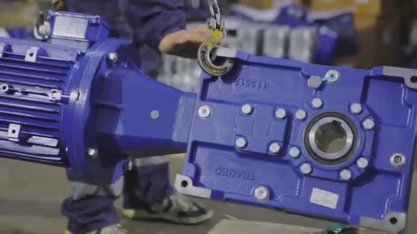 齿轮箱组装过程。在工厂里组装齿轮箱.齿轮电机制造 — 图库视频影像
