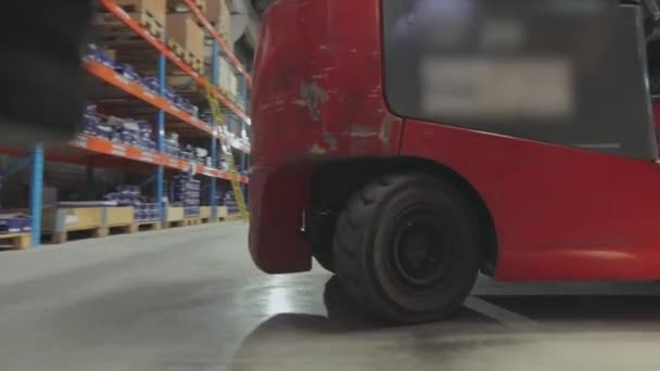 Vorkheftrucks rijden in het magazijn close-up. Wiellader close-up — Stockvideo