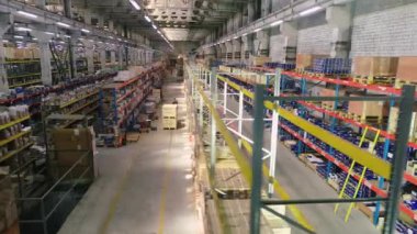 Depodaki işçiler. Depoda insanlar çalışıyor..