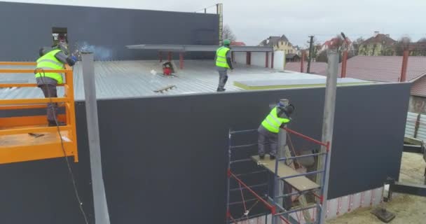 Soldadores en un sitio de construcción, soldador en el trabajo, proceso de soldadura de metal. — Vídeos de Stock