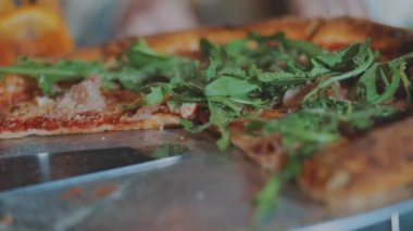 Güzel, lezzetli bir pizza. Yakın plan pizza, restorandaki masada pizza..
