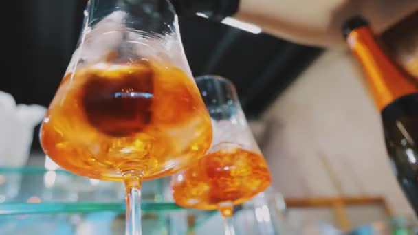 Een cocktail maken met ijs. Het proces om een cocktail te maken — Stockvideo