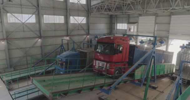 Descarregando trigo de um caminhão para um silo, carregando trigo em um elevador — Vídeo de Stock