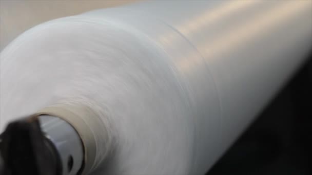 Processo de fabricação Pliester. Roll-up de tecido não-tecido em uma fábrica — Vídeo de Stock