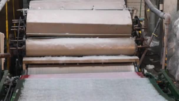 Нетканые текстильные материалы, производство нетканых материалов на современном заводе крупным планом — стоковое видео