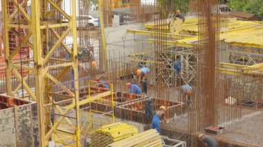 Güçlendirilmiş beton yapı, inşaat süreci, inşaat alanındaki insanlar, güçlendirilmiş beton.