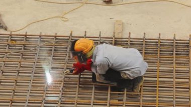 Kaynak metal yapımı. Bir kaynakçı metal bir yapıyı kaynak yapar. Yapı kaynakçısı