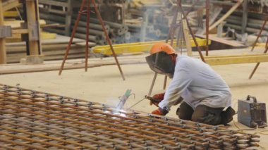 Çelik Çerçeve İnşaat. Bir kaynakçı metal bir yapıyı kaynak yapar. İnşaat kaynakçısı. Kaynak metal yapısı.