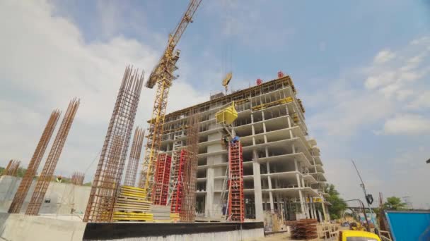 Vueltas a casa de construcción. El proceso de construcción de una vuelta de tiempo en casa — Vídeo de stock