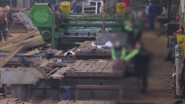 Metallbauwerk. Menschen arbeiten in einer Fabrik für die Herstellung von Metallkonstruktionen — Stockvideo