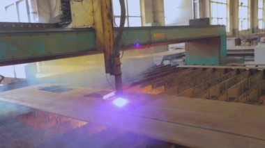 Metali gaz kesimiyle kesiyor. Gaz kesimi. Cnc gaz kesimi