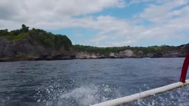 Ein Motorboot segelt entlang schöner Klippen, ein Motorboot segelt entlang der Wellen entlang der Klippen — Stockvideo