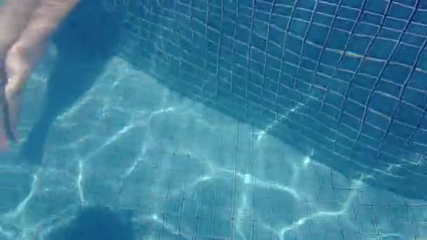 Schöne Mädchen im Pool, Mädchen im Pool mit klarem, transparentem Wasser — Stockvideo