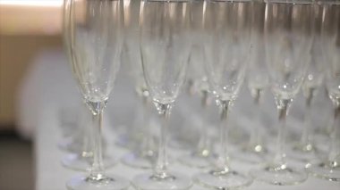 Şampanya kadehleri yakın plan, şampanya için boş bardaklar, şampanya için bir sürü bardak.