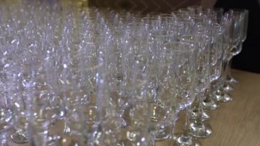 Arka arkaya bir sürü boş şampanya kadehi.