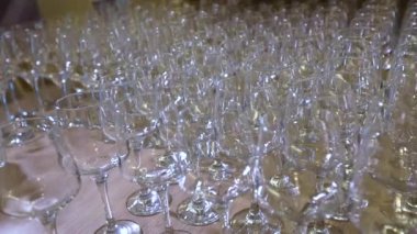 Arka arkaya bir sürü boş şampanya kadehi. Tatil hazırlığı, büyük bir olay.