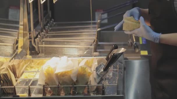 Fast Food, frietjes bakken Aardappel. Een man maakt friet aardappelen. Frites bakken aardappel, — Stockvideo