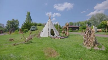 Yeşil çimenlikteki çadır. Yerli Amerikan konutları, Yerli Amerikan çadırı.