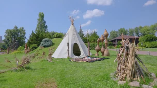 Uma tenda num relvado verde. Habitação nativa americana, barraca nativa americana . — Vídeo de Stock