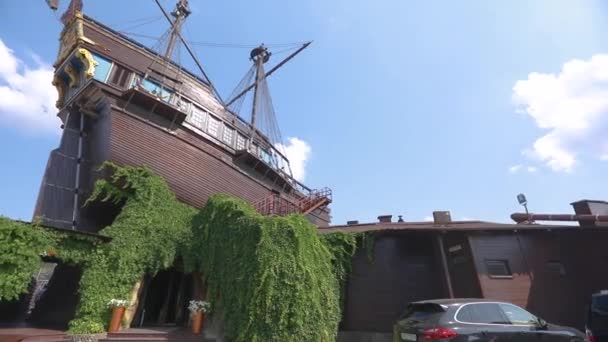 Большой декоративный деревянный корабль, деревянный корабль ресторан — стоковое видео