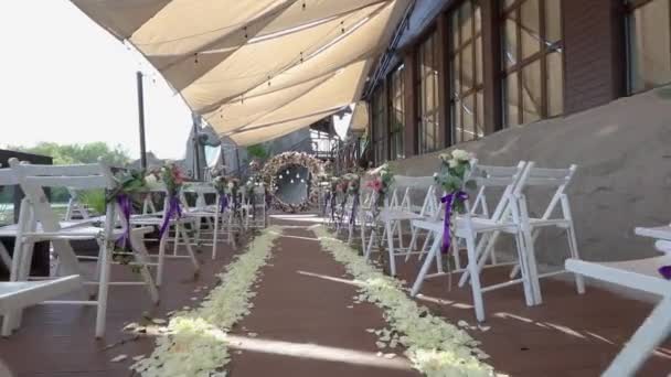 Decoración de la boda junto al río. Hermosa decoración moderna de la boda — Vídeos de Stock