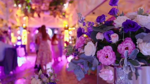 La gente baila en una boda. La gente baila sobre el fondo de las flores. Partido de boda de color brillante — Vídeo de stock