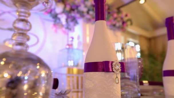 Moderní svatební výzdoba, zdobená láhev šampaňského — Stock video