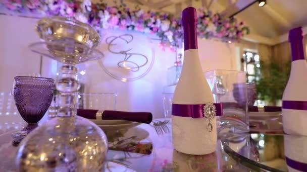 Moderne trouwinrichting, gedecoreerde champagnefles — Stockvideo