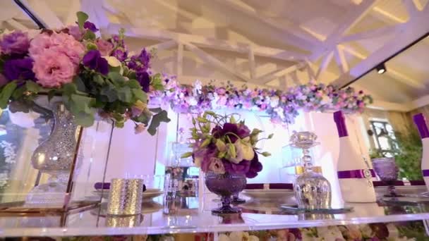 Gyönyörű csokor az esküvői dekorációban, lila virágok az esküvőn — Stock videók