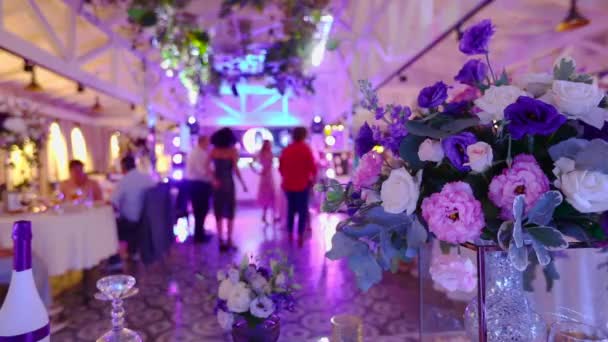 Orang-orang menari di latar belakang bunga. Warna terang. Pesta Pernikahan sedang menari di pesta pernikahan. — Stok Video