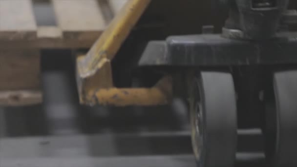 Close-up hydraulic lift, close-up hydraulic lift wheels, warehouse equipment — Stock Video