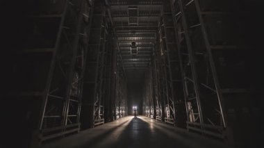 Fabrikadaki iş gününün başlangıcında, adamlar bir tramvayla depoya girdiler.