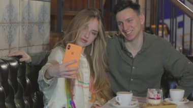 Arkadaşlar selfie çeker. Kızlı adam selfie çekiyor.