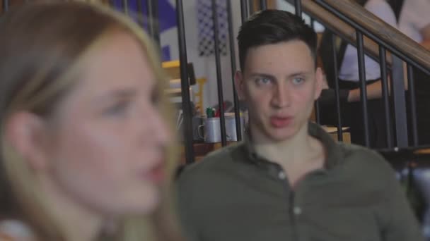 Gesprek van een jongen met een meisje op een date. Een jongen met een meisje in een restaurant. — Stockvideo