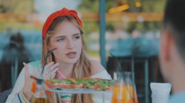 Genç bir kızın yakın plan yüzü, kız bir arkadaşıyla yakın çekim iletişim kuruyor.