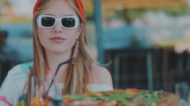 Kameraya poz veren güzel bir kız, kameraya poz veren genç bir kız.