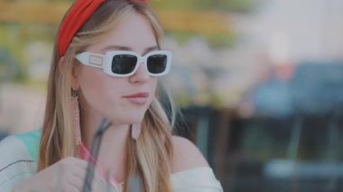 Randevusu olan bir kız. Romantik yemek.