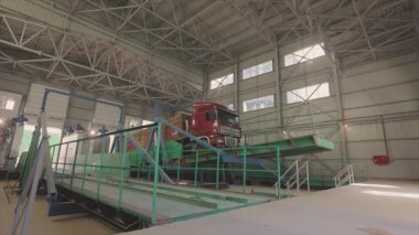 Bir kamyondan ambara buğday boşaltıyorum, asansöre buğday yüklüyorum.